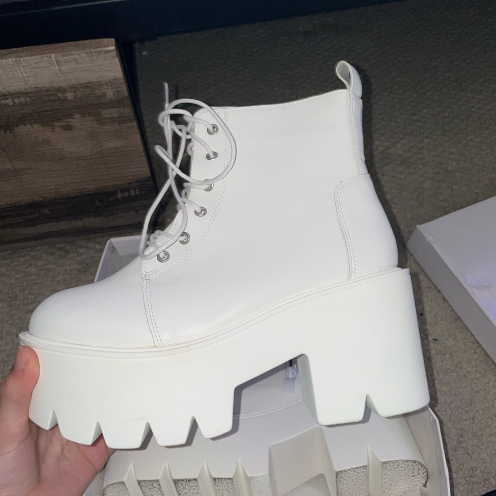 White Platform heeled boots - Picture 4 of 4